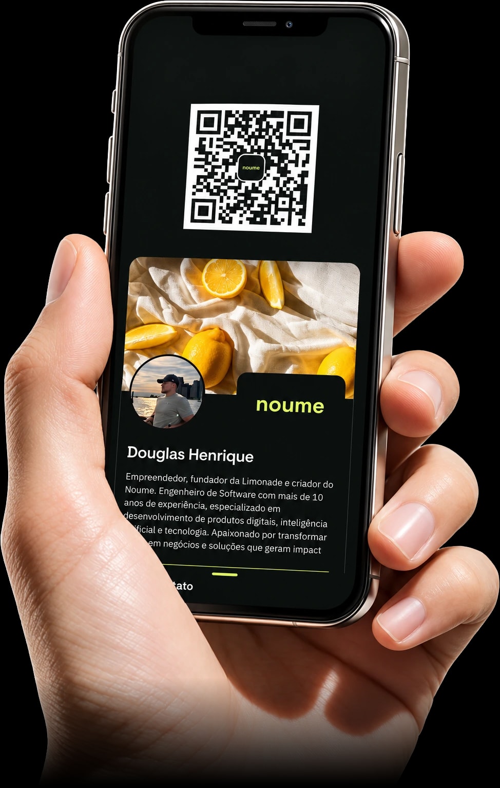Mão segurando um celular com o cartão digital Noume de Douglas Henrique e o QR Code dele